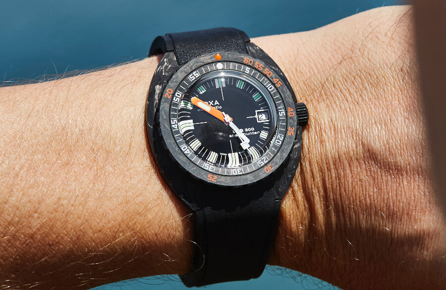 Review Doxa SUB 300 Carbon COSC